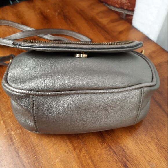 Jessica Simpson Shimmering Silver Snakeskin Evening Crossbody Bag - Picture 4 of 12